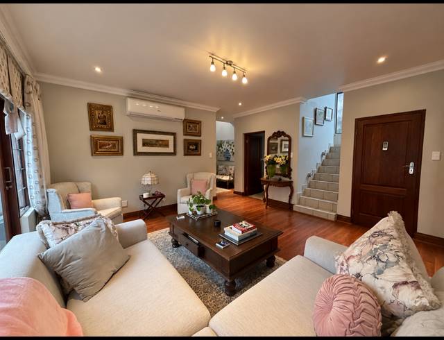 5 BEDROOM FREEHOLD FOR SALE IN MIDSTREAM ESTATE